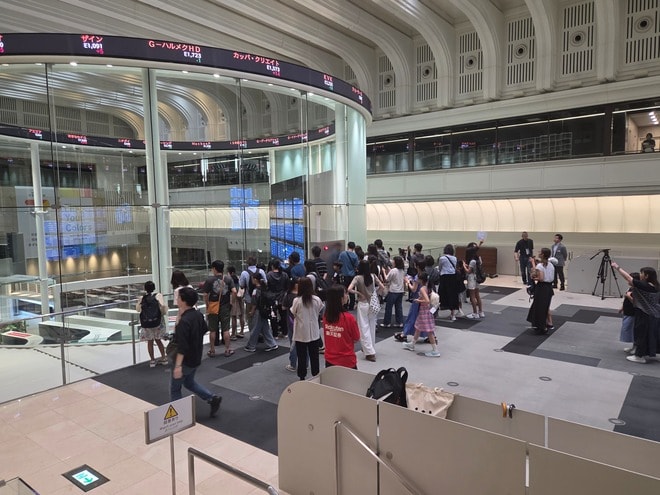 東京証券取引所を見学する参加者の様子