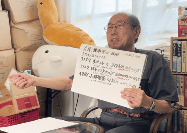 インタビューを受ける桐谷さん