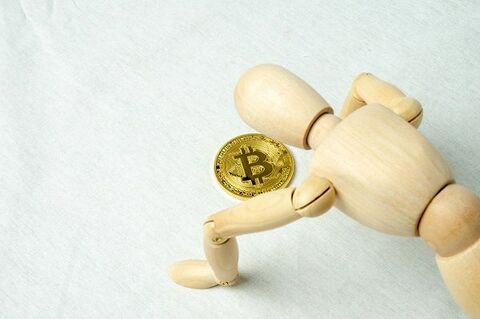 ETF上場に暗雲。7月前半の水準まで調整したビットコイン、70万円を維持できるか？