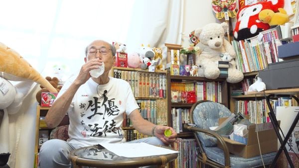 水を飲む桐谷さん