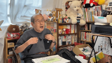 インタビューを受ける桐谷さん