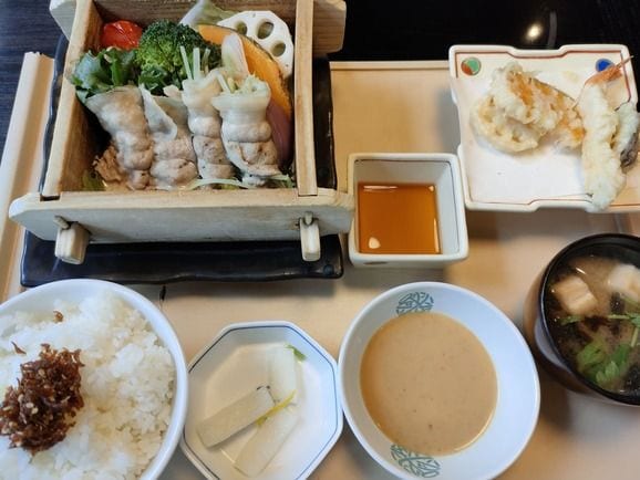 「かごの屋」豊穣豚のせいろ蒸しと天ぷら定食