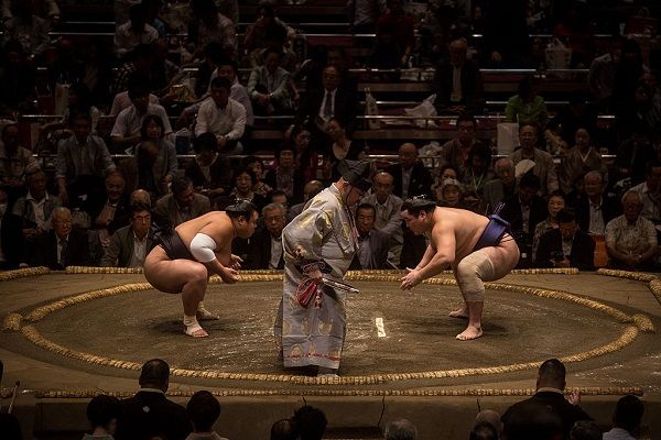 曙が初の外国人横綱に昇進 1993 平成5 年1月27日 トウシル 楽天証券の投資情報メディア