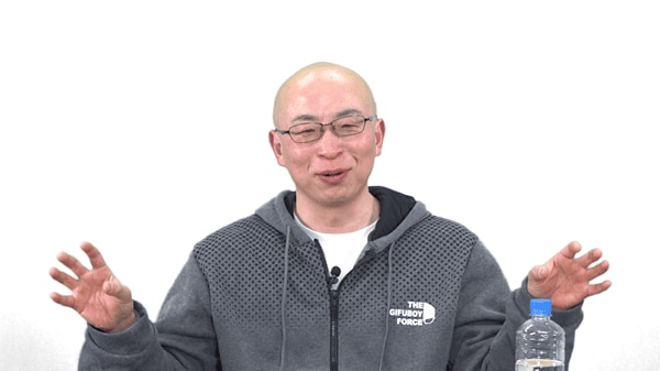インタビューを受ける岐阜暴威さん