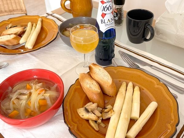 アパルトマンに備え付けの食器が映る写真