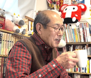 コップを片手に優待ライフについて語る桐谷さん