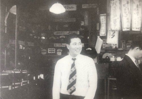 神田須田町の店舗に立つ創業者高田啓伸氏