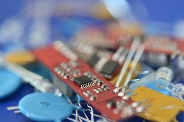 フラッシュメモリ大型投資で半導体製造装置メーカーの業績好調。東京