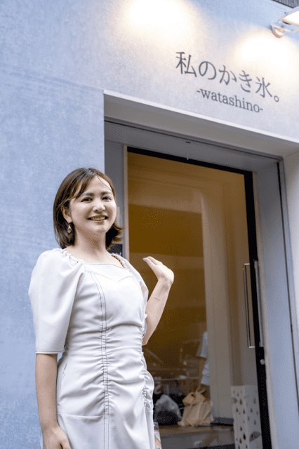 「私のかき氷。」の店の前に立つちぇぶさん