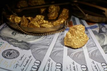 上昇続く金価格。歴史的高値1,900ドル台超えの役者がそろう